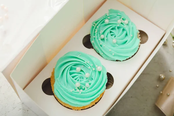 Caixa Com Cupcakes Saborosos Fundo Claro Close — Fotografia de Stock