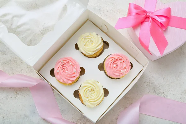 Composición Con Sabrosos Cupcakes Sobre Fondo Claro — Foto de Stock