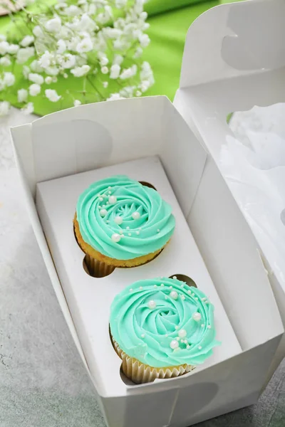 Caixa Com Cupcakes Saborosos Flores Mesa Close — Fotografia de Stock