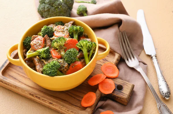 Bowl Tasty Beef Vegetables Color Background — Stock Photo, Image