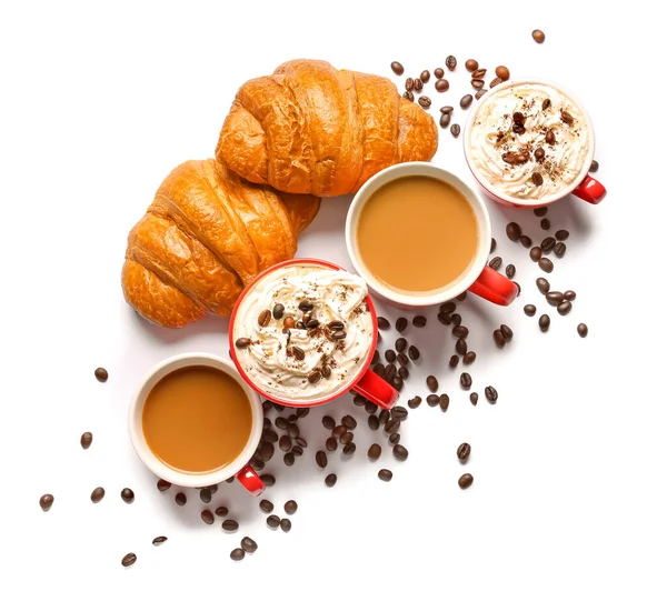 Cups Ízletes Kávé Croissant Fehér Alapon — Stock Fotó