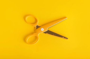 Makası renk arkaplanında stil et