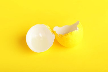 Kırık yumurta arka planda