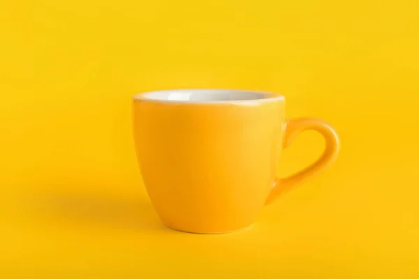 Stilvolle Tasse Auf Farbigem Hintergrund — Stockfoto
