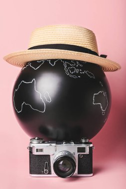 Fotoğraf makinesi ve renk arkaplan şapkalı dünya