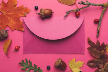 Renkli arkaplanda zarf ve sonbahar yaprakları