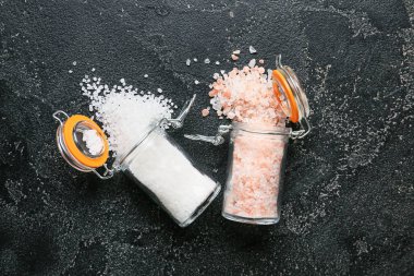 Koyu arkaplanda farklı tuzlu kavanozlar