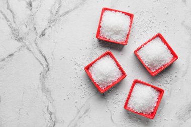 Beyaz arka planda tuzlu kaseler