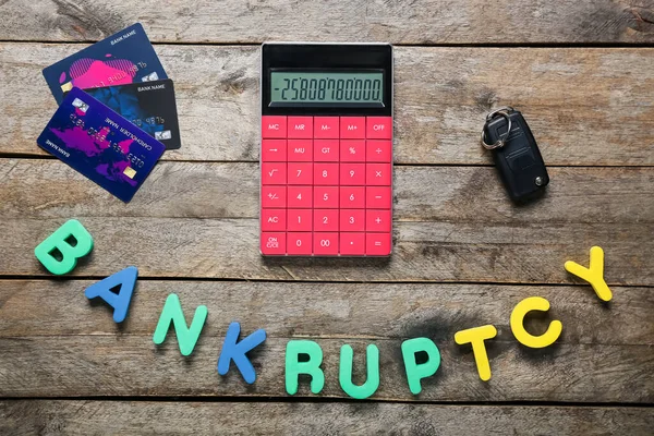 Kalkulačka Kreditními Kartami Klíčem Auta Slovem Bankruptcy Dřevěném Pozadí — Stock fotografie