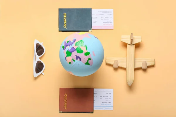 Globus Drewnianym Samolotem Okulary Przeciwsłoneczne Paszporty Bilety Tle Koloru — Zdjęcie stockowe