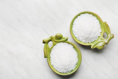 Beyaz arkaplanda tuzlu tabaklar