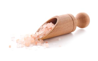 Beyaz arka planda deniz tuzu ile kepçe