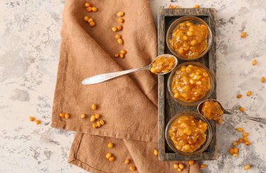 Sağlıklı deniz gübresi reçeli grunge arka planda kaselerde