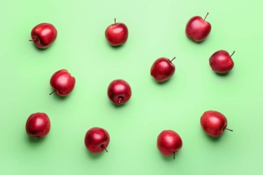 Renkli arkaplanda taze kırmızı elmalar