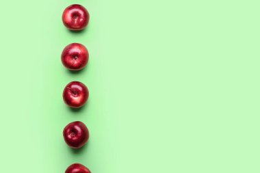 Renkli arkaplanda taze kırmızı elmalar