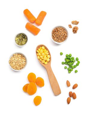 Beyaz arka planda hapları olan sağlıklı ürünler.