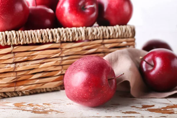 Korb Mit Frischen Roten Äpfeln Auf Dem Tisch — Stockfoto