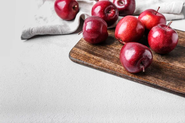 Board Fresh Red Apples Light Background — Stock Photo, Image