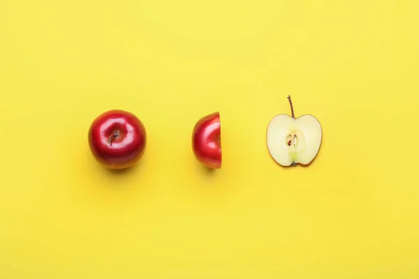 色の背景に異なる部分を持つ新鮮な赤いリンゴ — ストック写真