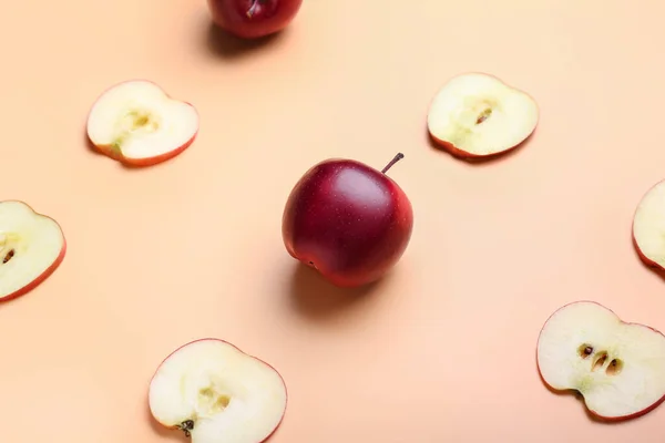 Fresh Red Apple Slices Color Background — Stock Photo, Image