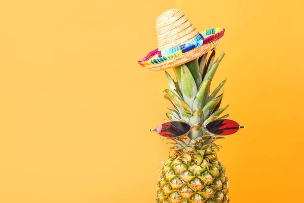 Färsk Ananas Med Eleganta Tillbehör Färg Bakgrund — Stockfoto