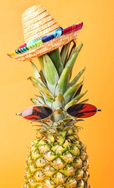 Färsk Ananas Med Eleganta Tillbehör Färg Bakgrund — Stockfoto