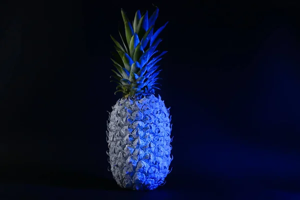 Ananas Dipinto Tonico Sfondo Scuro — Foto Stock