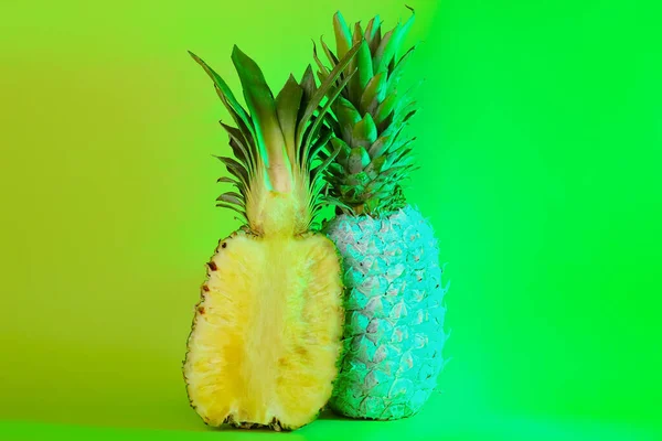 Ananas Freschi Tonificati Sfondo Colore — Foto Stock