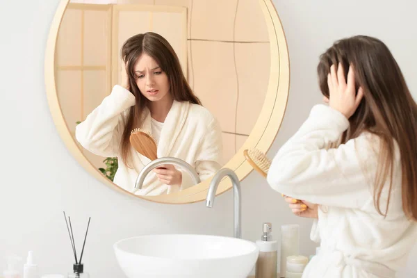 Jovem Estressada Com Problema Perda Cabelo Casa — Fotografia de Stock