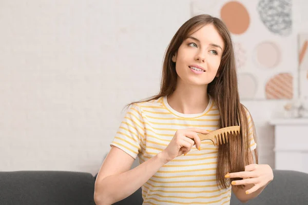 Hermosa Joven Peinando Pelo Casa — Foto de Stock