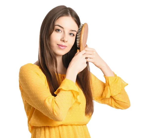 Bella Giovane Donna Con Spazzola Capelli Sfondo Bianco — Foto Stock