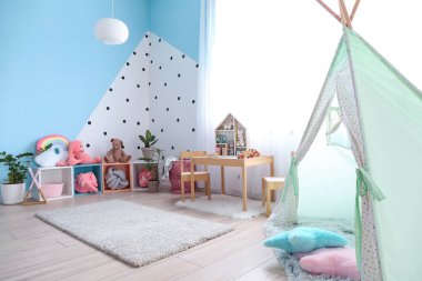 İçinde oyun çadırı olan modern çocuk odası.