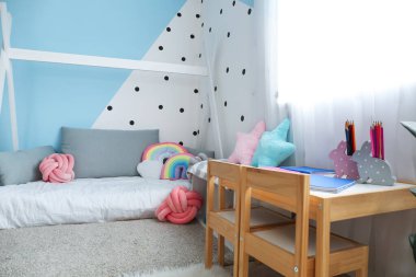 Rahat yataklı, modern çocuk odası.