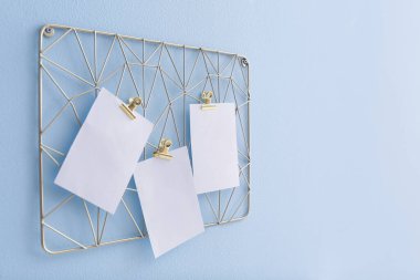 Renk duvarında şık bir ahşap