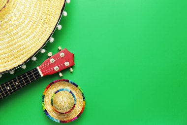 Renkli arka planda Meksika sombreroları ve gitarı