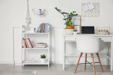 Işık odasının içinde rahat bir iş yeri