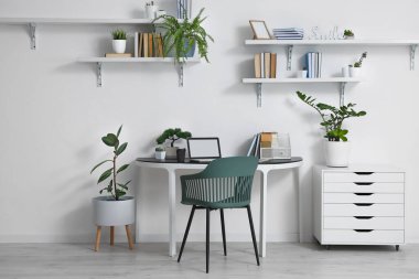 Işık odasının içinde rahat bir iş yeri