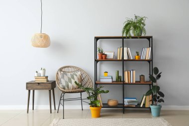 İçinde raf ve sandalye olan modern bir oda.