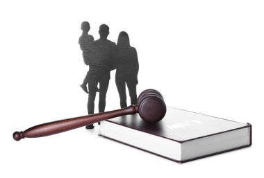 Hakim tokmağı, aile figürleri ve beyaz arka plan hukuk kitabı.