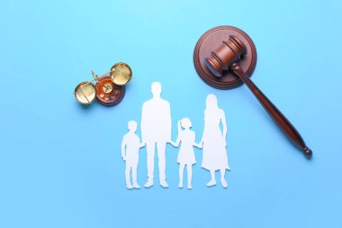 Hakimin tokmağı ve arkaplanda adalet terazisi olan aile figürleri