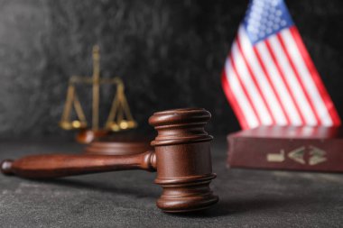 Koyu arkaplanda yargıç tokmağı ve ABD bayrağı