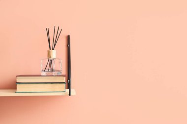 Renk duvarında kitap ve kamış ayırıcı asılı raflar