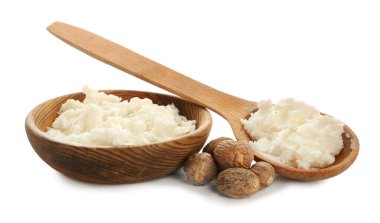 Beyaz arka planda Shea yağı ile kaşık ve bovling