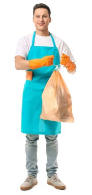 Beyaz arka planda çöp torbası olan erkek hademe.