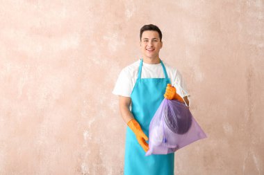 Renk arkaplanında çöp olan kapıcı