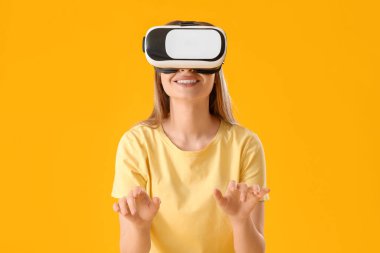 Renkli arka planda sanal gerçeklik gözlüklü genç kadın