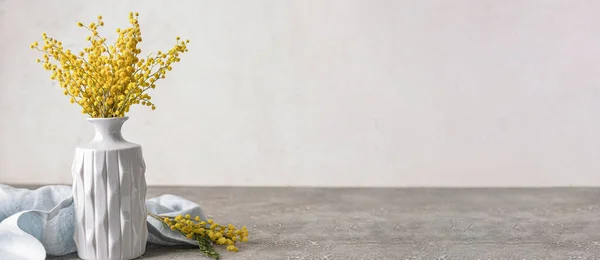 Vase Mit Schönen Mimosen Blumen Auf Grauem Hintergrund Mit Platz — Stockfoto