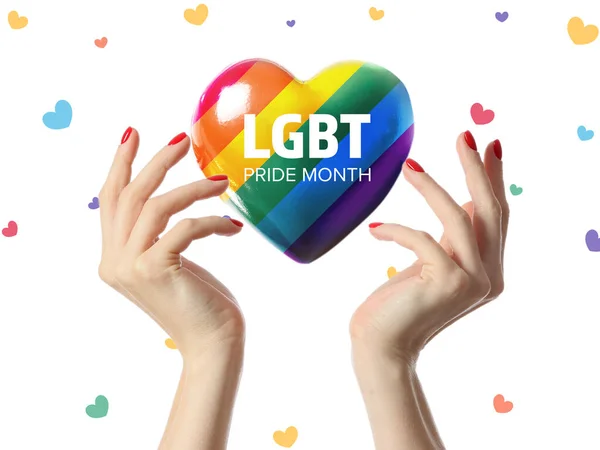 手と虹の心とテキスト Lgbt Prideヶ月白を背景に — ストック写真