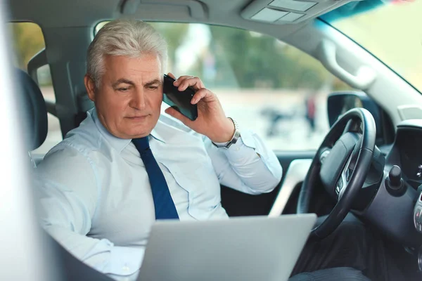 Старший Бізнесмен Розмовляє Мобільному Телефону Сучасному Автомобілі — стокове фото