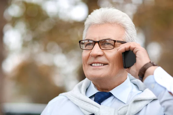 Senior Zakenman Gesprek Met Mobiele Telefoon Buiten — Stockfoto